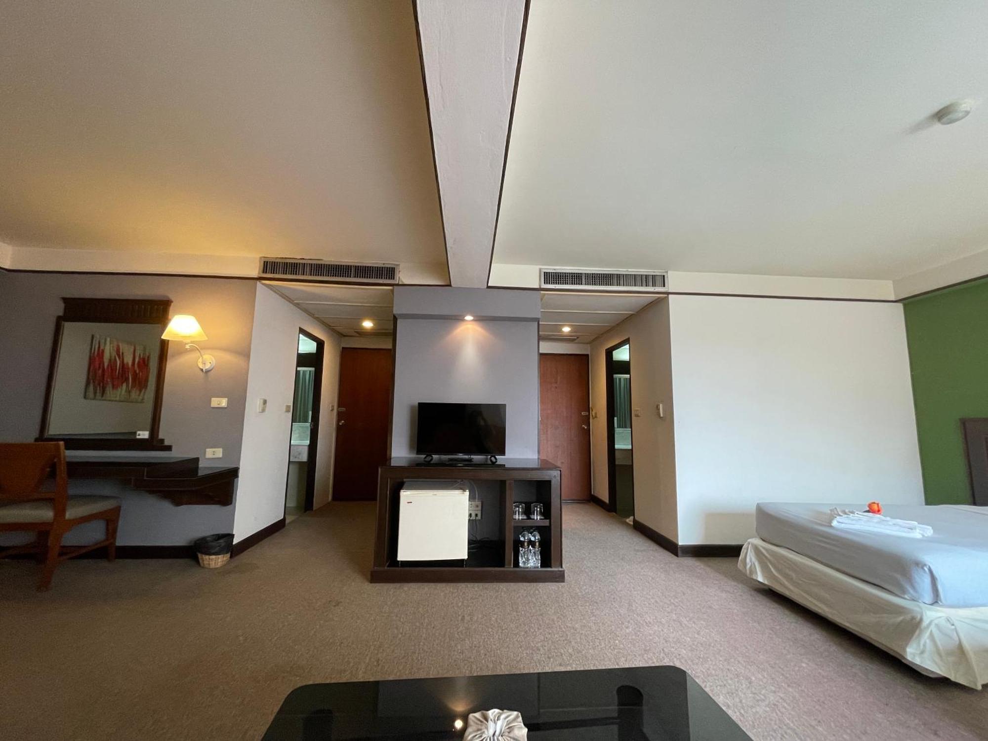 Songphanburi Hotel Suphan Buri Buitenkant foto